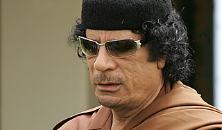 Ливийцы сожгли тело Муаммара Каддафи Ливийцы сожгли тело Муаммара Каддафи