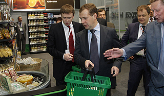 Медведев закупился в магазине будущего Медведев закупился в магазине будущего