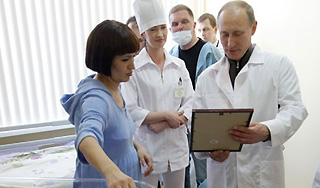 Путин потребовал срочно сдать роддома Путин потребовал срочно сдать роддома