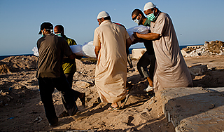 В Сирте массово казнили людей Каддафи В Сирте массово казнили людей Каддафи