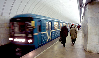 Мужчина застрял между вагонами метро Мужчина застрял между вагонами метро