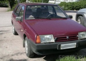 В Брянске пьяный лихач на полном ходу протаранил забор школы