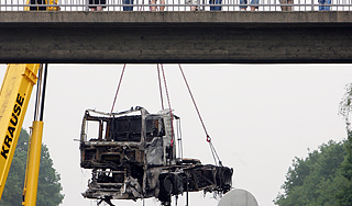 С моста на Урале вылилось 20 тонн пива С моста на Урале вылилось 20 тонн пива