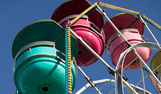 В Германии кабина карусели упала на людей В Германии кабина карусели упала на людей