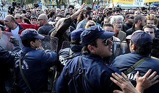 Греки сорвали военный парад Греки сорвали военный парад