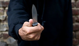 Продавщица ранила грабителя его же ножом Продавщица ранила грабителя его же ножом