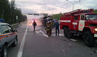 КамАЗ врезался в микроавтобус с детьми КамАЗ врезался в микроавтобус с детьми