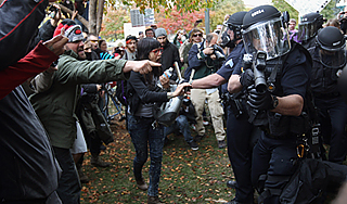 Aмериканцев облили "перцовым" газом Aмериканцев облили "перцовым" газом