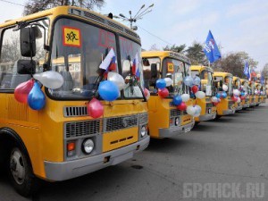 Ключи от 28 новых автобусов вручили школам и предприятиям