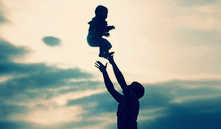 Мужчина поймал летящего с крыши малыша Мужчина поймал летящего с крыши малыша