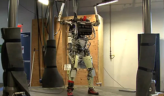 США показали безголовых военных андроидов США показали безголовых военных андроидов