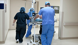 Мать винит в самоубийстве дочери ее подругу Мать винит в самоубийстве дочери ее подругу