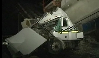 Мост упал на автотрассу под Екатеринбургом Мост упал на автотрассу под Екатеринбургом