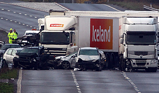 Десятки человек ранены в аварии 27 машин Десятки человек ранены в аварии 27 машин