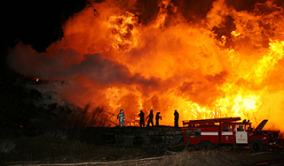 В порту Архангельска полыхает огонь В порту Архангельска полыхает огонь