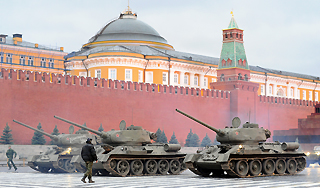 На Красную площадь вывели старые танки На Красную площадь вывели старые танки