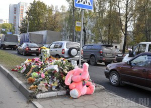 С места гибели трехлетней Сони Сиваковой убрали игрушки и цветы