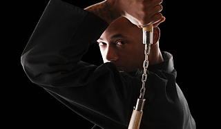 Пьяный с нунчаками отобрал у прохожей еду Пьяный с нунчаками отобрал у прохожей еду