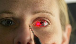 Ученые научились менять цвет глаз лазером Ученые научились менять цвет глаз лазером