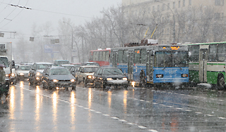Снег и дождь остановили движение в Москве Снег и дождь остановили движение в Москве