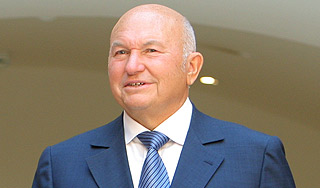 Лужков вернулся в Россию на допрос Лужков вернулся в Россию на допрос