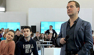 Медведев обещал покатать блогера по Москве Медведев обещал покатать блогера по Москве