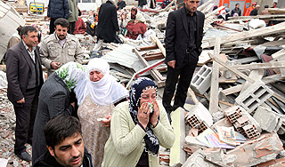 В Турции под завалами ищут 100 человек В Турции под завалами ищут 100 человек