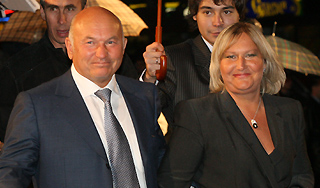 Лужков запретил жене возвращаться в Россию Лужков запретил жене возвращаться в Россию