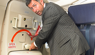 В ходе полета пассажир рвался наружу В ходе полета пассажир рвался наружу