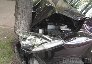 Сотрудник полиции и его пассажир разбились на машине