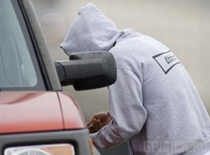 Двое парней попытались обчистить машину под стенами колонии