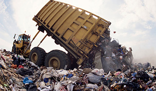 Мужчина ради кольца жены перерыл свалку Мужчина ради кольца жены перерыл свалку