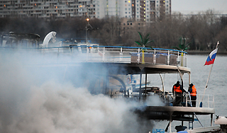 В Москве загорелся корабль-гостиница В Москве загорелся корабль-гостиница