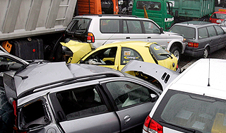 Водитель протаранил шесть машин и сбежал Водитель протаранил шесть машин и сбежал