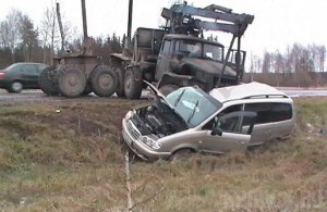 Женщина погибла при столкновении иномарки с лесовозом