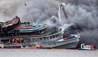 Сгоревший теплоход угрожает водохранилищу Сгоревший теплоход угрожает водохранилищу