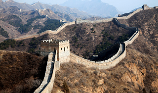 Китайцы соорудили Великую стену из унитазов Китайцы соорудили Великую стену из унитазов