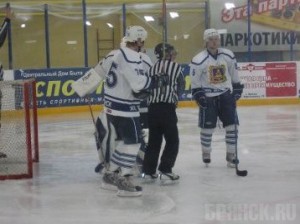 Оставшиеся без главного тренера брянские хоккеисты проиграли в гостях