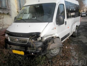 Иномарка на полном ходу протаранила маршрутку