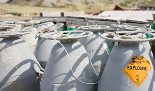 У магазина нашли взрывоопасные отходы У магазина нашли взрывоопасные отходы