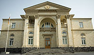 Пьяный протаранил ворота главы Армении Пьяный протаранил ворота главы Армении