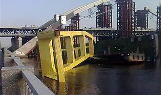 В Киеве упал крупнейший кран Европы В Киеве упал крупнейший кран Европы