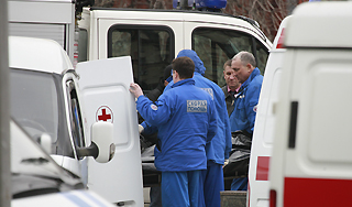 Машина врезалась в опору моста в Петербурге Машина врезалась в опору моста в Петербурге