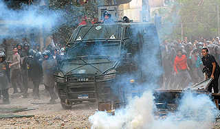 В Каире возобновились уличные бои В Каире возобновились уличные бои