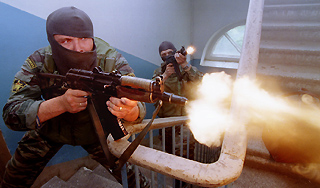 В Нальчике спецназ взял штурмом жилой дом В Нальчике спецназ взял штурмом жилой дом