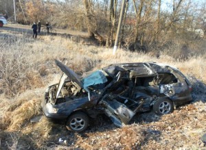 Электричка протаранила автомобиль