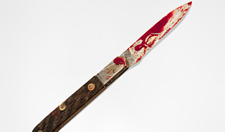 Женщина порезала ножом пятилетнюю дочь Женщина порезала ножом пятилетнюю дочь