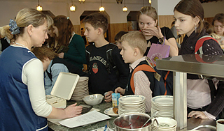 Школьников накормят по новой системе Школьников накормят по новой системе