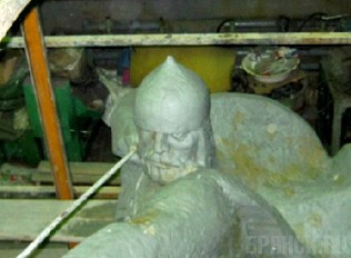 Гипсовую фигуру Ильи Муромца подготовили к отливке