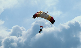 Парашютиста схватили после опасного прыжка Парашютиста схватили после опасного прыжка